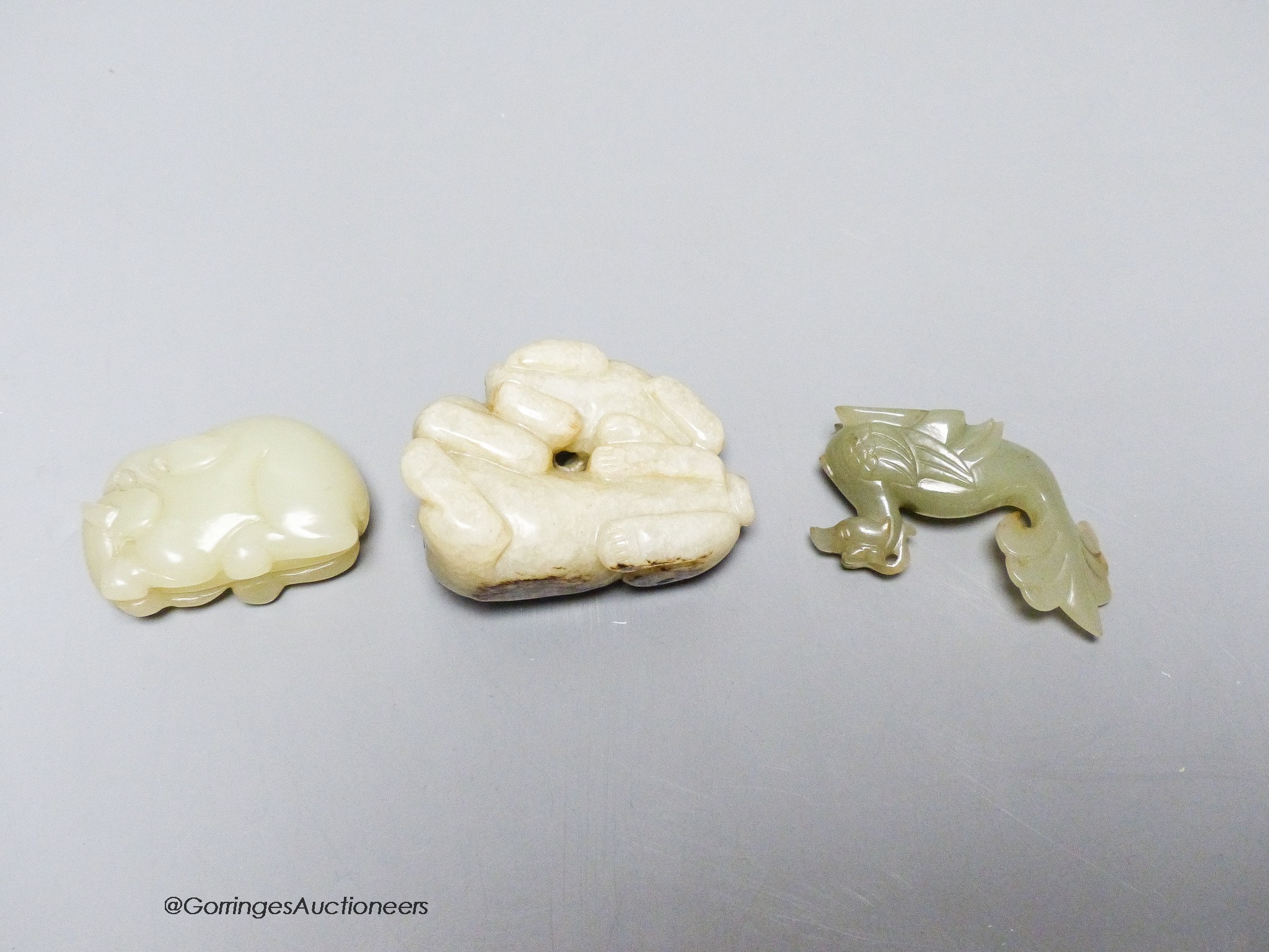 Three Chinese jade carvings of a wild cat and cub, a pig and a phoenix, 5.4 - 6.2cm